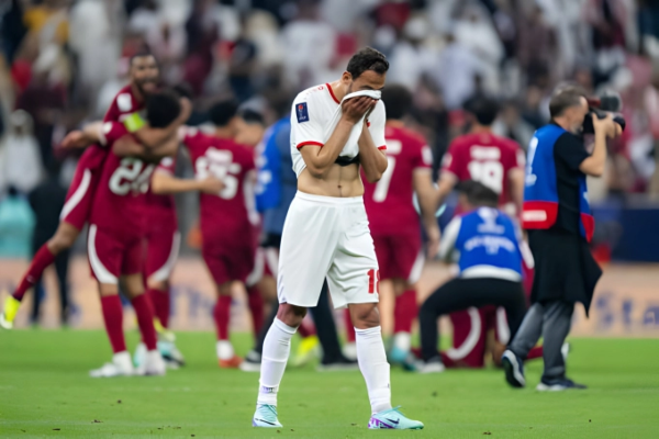 Cầu thủ Jordan đổ gục tiếc nuối khi lỡ chức vô địch Asian Cup, vẫn có hành động cực đẹp với nhà vô địch
