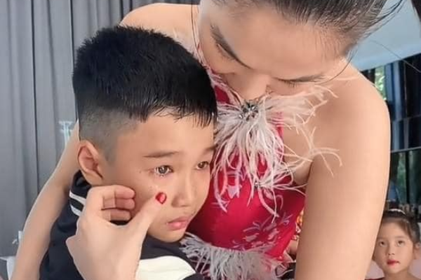 Cháu Ngọc Trinh có biểu cảm lạ khi đón Tết cùng dì út