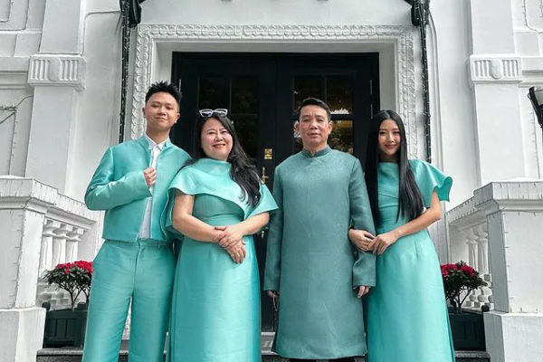 Quỳnh Anh Shyn tung ảnh Tết 'một màu' truyền thống: Thần thái sang chảnh, so ảnh 7 năm trước ai cũng khác