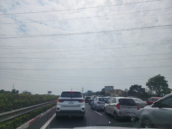 Cao tốc Pháp Vân - Cầu Giẽ tắc cứng, đi chúc Tết từ 10h30 sáng, đầu giờ chiều vẫn chưa thoát khỏi cao tốc