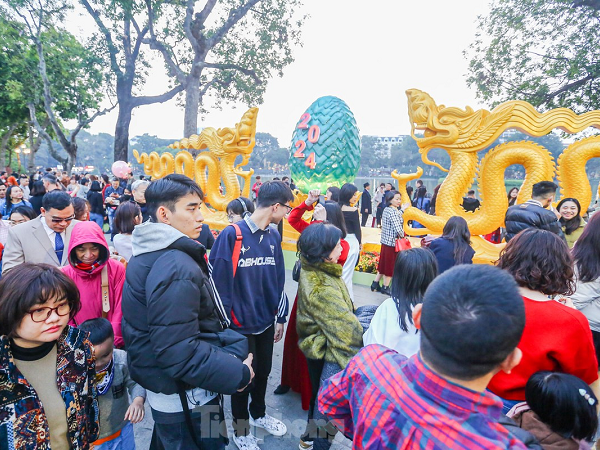 Hồ Gươm tấp nập người du xuân, linh vật rồng 'hút khách'
