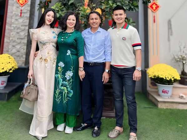Dàn WAGs xúng xính lên đồ mùng 2 Tết: Chu Thanh Huyền thân thiết với mẹ Quang Hải, Doãn Hải My lộ rõ bụng bầu