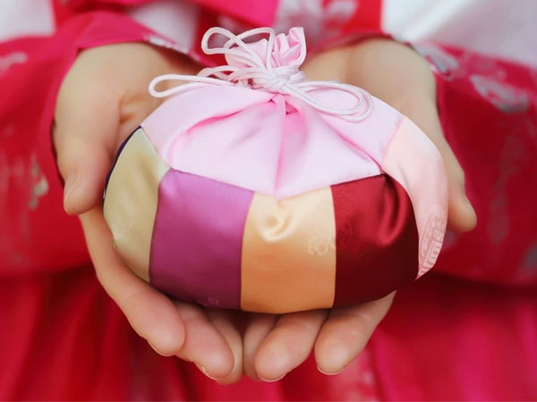 Điều ít biết về những chiếc bao lì xì bằng vải có dây rút 'độc lạ' của người Hàn Quốc, trẻ nhỏ cực thích