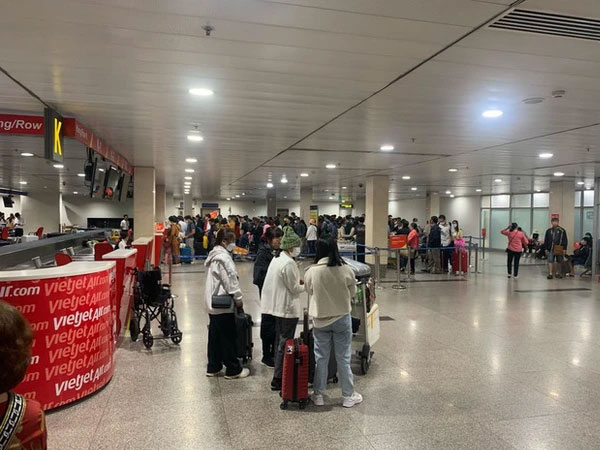 Sân bay Tân Sơn Nhất lại tất bật đón khách trở lại TP HCM