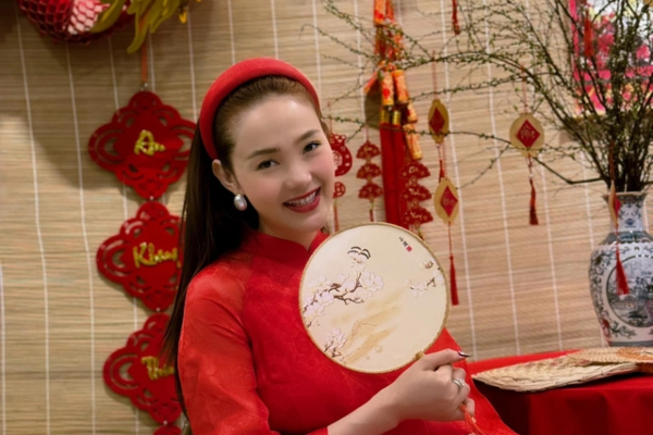 Minh Hằng khoe bên trong bao lì xì của quý tử hào môn, con số không phải dạng vừa!