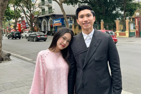 Đoàn Văn Hậu đến chúc tết gia đình nhà vợ, nắm tay Doãn Hải My cực tình cảm