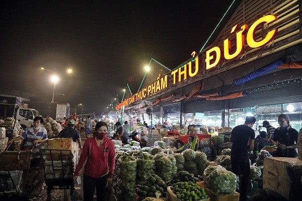 Hàng trăm tấn rau quả, hải sản đổ về chợ đầu mối giữa Tết