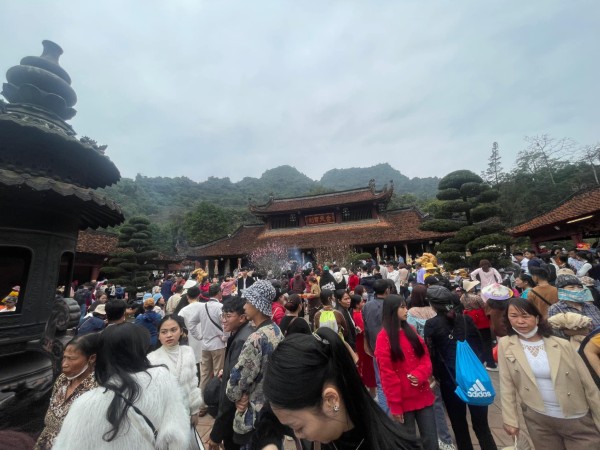 Chùa Hương mùng 4 Tết: Đông nghẹt không có chỗ chen chân; đi từ 4h sáng, giữa trưa chưa vào được động Hương Tích