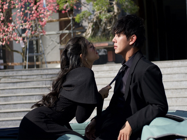 Song Luân hôn cuồng nhiệt Lan Thy 'Em và Trịnh'