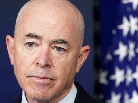 Bộ trưởng của Tổng thống Joe Biden nhận đòn luận tội