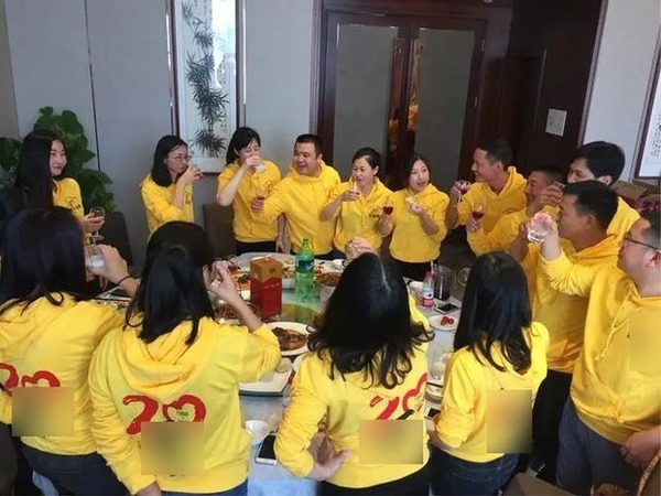 Đi họp lớp, tôi 'lạnh người' khi thấy các bạn: Tất cả đều mặc đồng phục lớp, nhưng lại ngầm khoe của bằng cách này