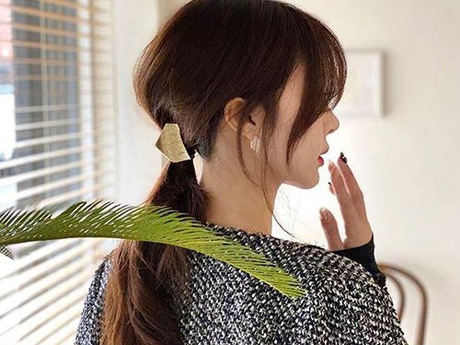 Hair stylist chỉ cách buộc tóc đuôi ngựa tạo góc nghiêng ảo diệu để chị em thêm phần xinh tươi Tết này