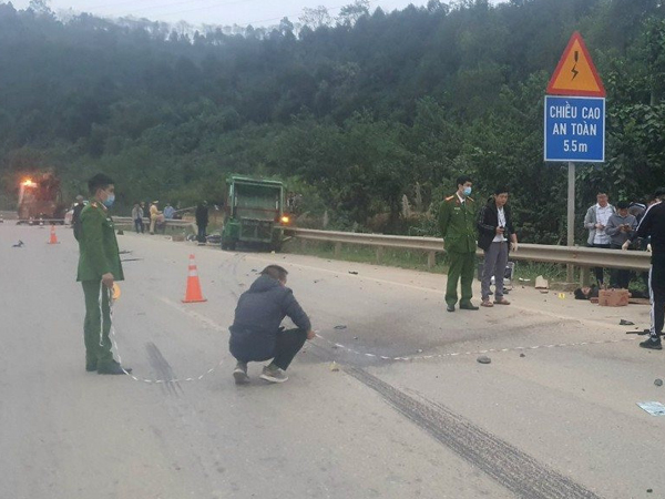 Đi ngược chiều trên cao tốc Nội Bài – Lào Cai, 4 người tử vong sau va chạm