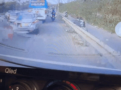 Xe cấp cứu người nguy kịch bị chiếm làn đường ưu tiên, hai cảnh sát Hà Nội vội lao ra, clip 32s gây bão
