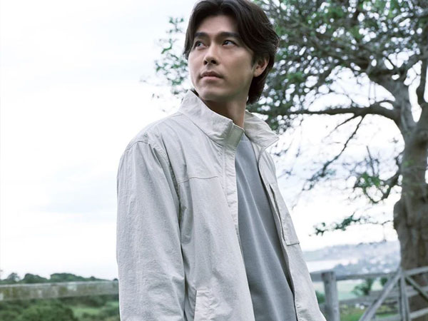 Hyun Bin 'chiêu đãi' người hâm mộ loạt ảnh đầu năm mới, ngoại hình được nhận xét ngày càng giống bà xã