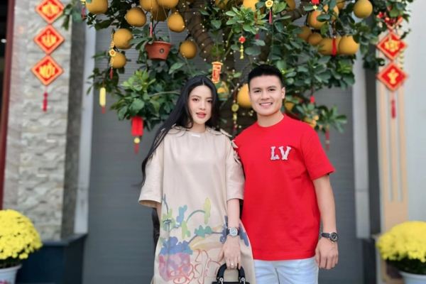 Chu Thanh Huyền cùng gia đình Quang Hải ăn uống để lộ vòng 2 bất thường, nàng WAG mang bầu hay bị chiếc váy dìm dáng?