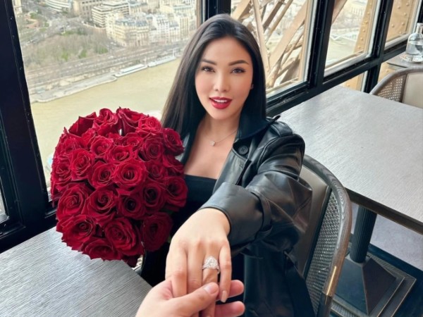 Quỳnh Thư khoe nhẫn kim cương khủng, được bạn trai cầu hôn trên tháp Eiffel sau 1 năm yêu