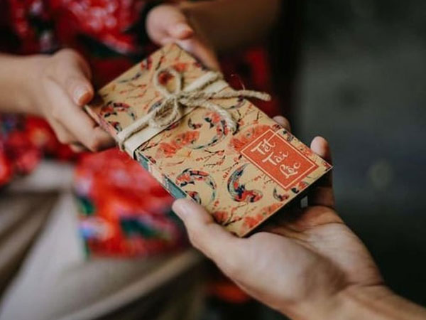Bà mẹ khoe xấp tiền lì xì của con gái lớp 3, dân mạng choáng váng khi biết con số
