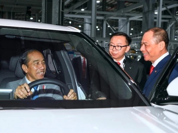 Nóng: Tổng thống Indonesia đích thân làm 'việc đặc biệt' trên nắp xe VinFast