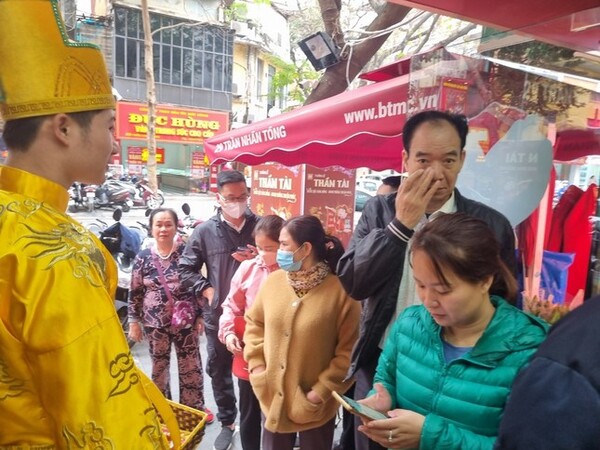 Người Hà Nội nườm nượp xếp hàng mua vàng, nhiều nơi quá tải