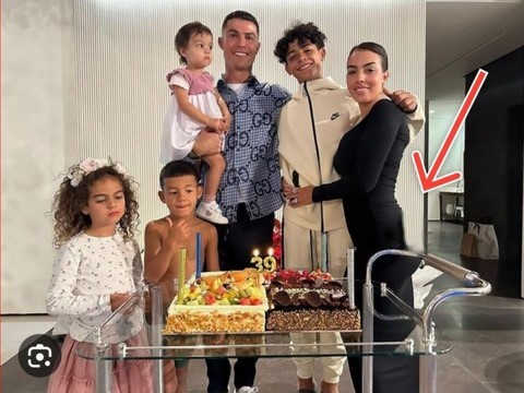 Choáng váng với màn cắt gọt vòng 3 quá đà của 'vợ hờ' Ronaldo