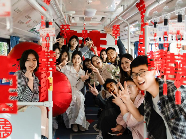 Trung Quốc rộ trào lưu đám cưới trên xe buýt cho các cặp đôi