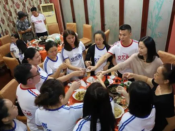 Họp lớp đầu năm, 20 người ăn uống vui vẻ cho tới khi biết giá 5 bình rượu: Đồng loạt rời khỏi nhóm lớp!