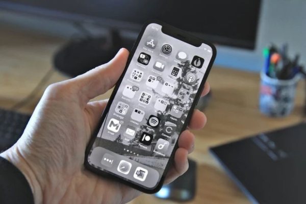 Chuyển màn hình iPhone sang đen trắng: Tưởng bất tiện nhưng lợi ích không ngờ