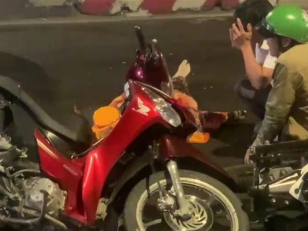 Gây tai nạn liên hoàn tại ngã tư, tài xế lái ô tô bỏ trốn gần 40 km