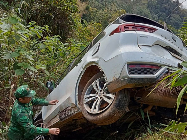 Ô tô con mất lái lao xuống vực sâu 20 mét: Tài xế là giám đốc doanh nghiệp