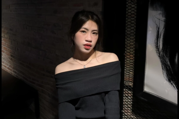 'Cơn lốc đường biên' Thanh Nhã gây sốt, vừa mặc váy hai dây gợi cảm giờ lại khoe vai trần quyến rũ