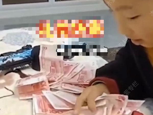 Cậu bé mang 900 triệu lì xì đi tặng cả lớp, cô giáo hốt hoảng báo phụ huynh và phát hiện một bí mật