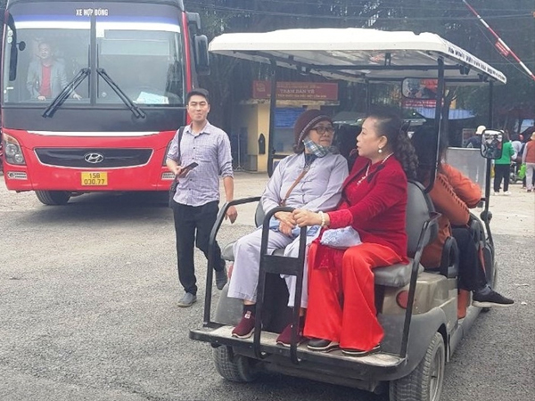 Hải Dương: Xe điện tự phát tung hoành tại Khu di tích Côn Sơn