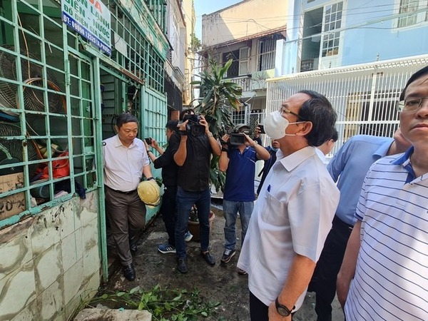 Bí thư TP HCM Nguyễn Văn Nên đến hiện trường vụ cháy làm 4 người chết ở quận 10