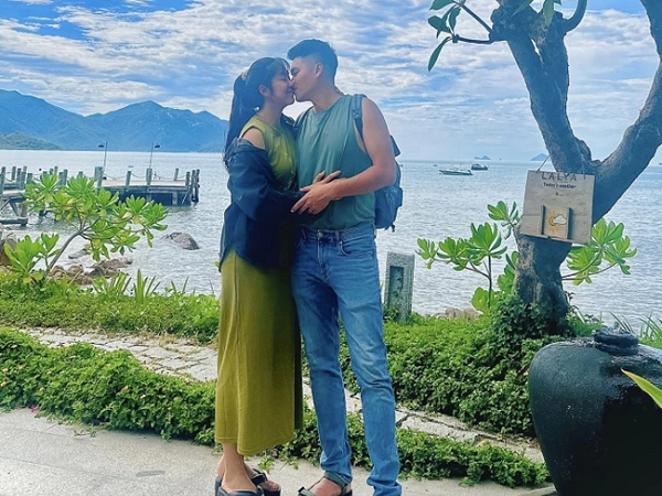 Nữ diễn viên qua một lần đò vẫn được nam ca sĩ kém 7 tuổi yêu say đắm, cưới làm vợ, cưng chiều hết mực