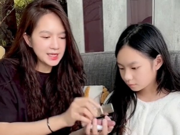 Minh Hà khoe 'món quà hạnh phúc'; do con gái tự làm, giàu có nhưng luôn dạy con biết trân trọng những điều đơn giản