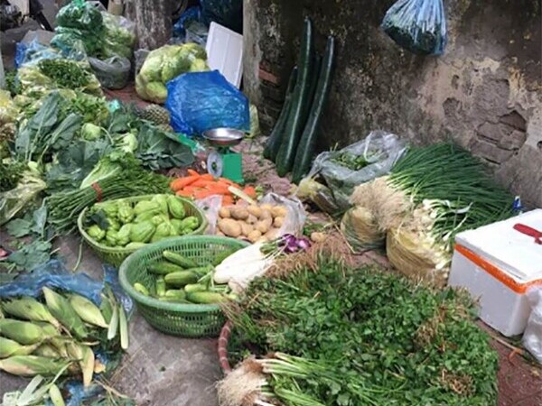 Cảnh tượng lạ khi đi chợ mua rau, thịt cá ngày mùng 8 Tết: Chị em bất ngờ khi rau củ rẻ hơn mua ở quê