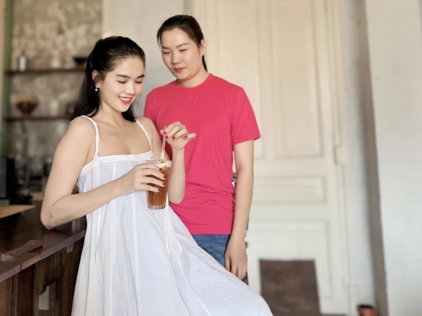 Trợ lý Thuý Kiều lần đầu đăng ảnh xuất hiện cùng sau khi Ngọc Trinh hưởng án treo, thái độ 'Nữ hoàng nội y' hiện tại thế nào?