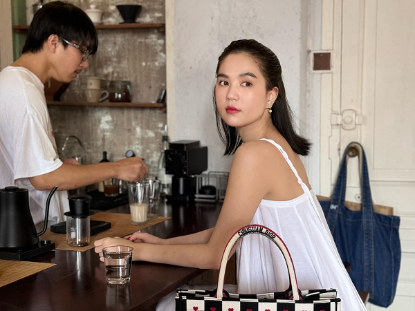 Ngọc Trinh sau khi hưởng án treo: Ăn vận gợi cảm đi chơi cùng gia đình, cầu mong cuộc đời êm ả