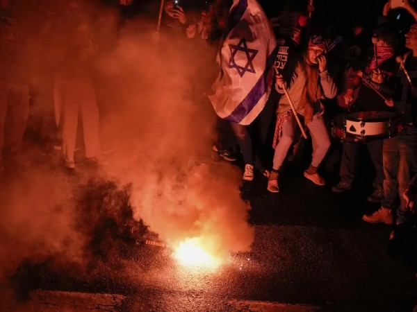 Israel: Hàng nghìn người giận dữ vây dinh Tổng thống và Thủ tướng, phá'lá chắn sống' của cảnh sát