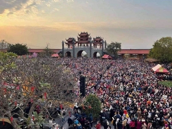Hàng vạn phật tử đổ về lễ bái đầu năm, sân chùa Ba Vàng kín mít không còn chỗ trống