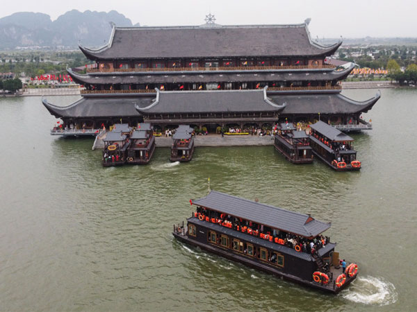 Hàng vạn du khách đổ về chùa Tam Chúc, chen chân cả tiếng chờ lên thuyền du xuân