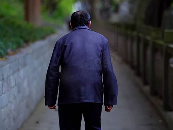 Mâm cơm ê hề nhưng cụ ông 90 tuổi chẳng gắp đồ ăn: Cháu gái lên mạng giãi bày, nhiều người rơi nước mắt