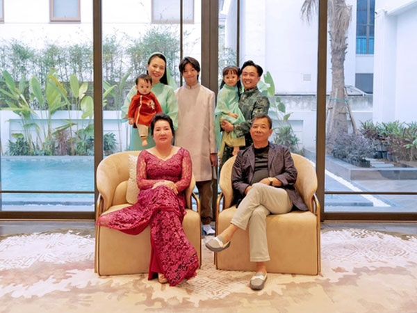 Khung ảnh viên mãn của gia đình Cường Đô La: Ông bà nội quyền lực hiếm hoi lộ diện, Subeo chiếm tâm điểm