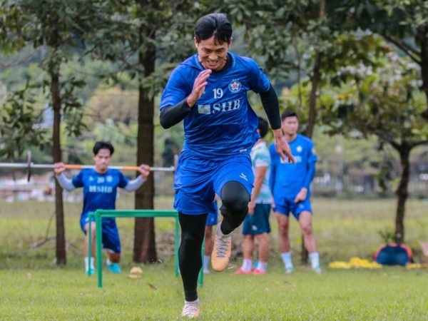 Cựu tuyển thủ Hà Minh Tuấn bất tỉnh trong trận đấu trên sân Hòa Xuân
