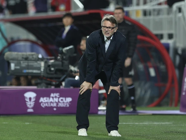 V.League trở lại, HLV Troussier mừng ít, lo nhiều!
