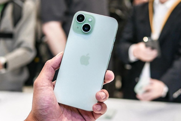 Có tiền mừng tuổi, mua iPhone 15 khuyến mãi tốt hay chờ iPhone 16?