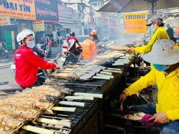 Phố cá lóc nướng nhộn nhịp trước ngày vía Thần Tài