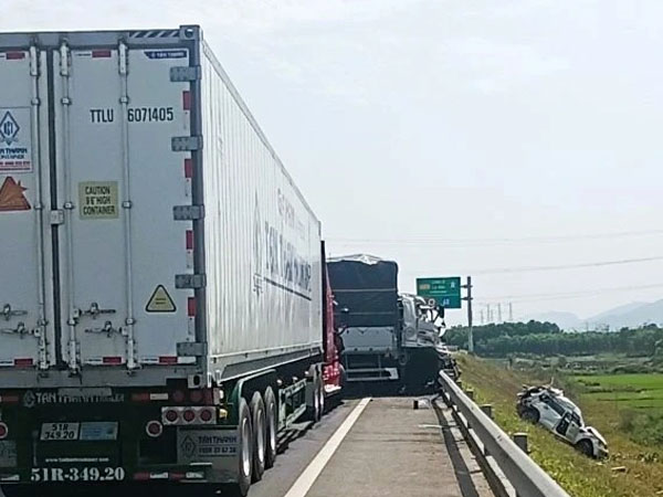 Hé lộ nguyên nhân vụ ô tô con va chạm container khiến 3 người thương vong