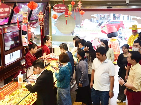 Tiệm vàng ở Hà Nội tấp nập khách trước ngày vía Thần Tài